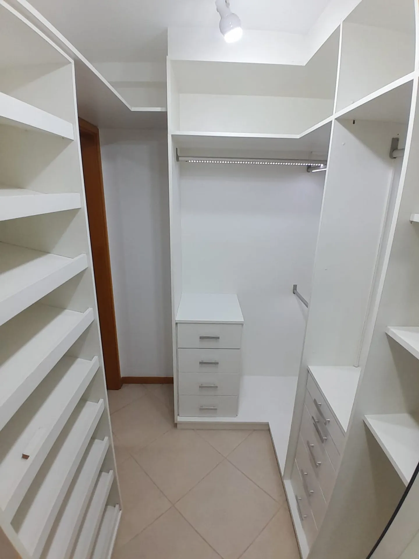 Apartment with 4 bedrooms, 3 bathrooms and built-in storage — photo 17
