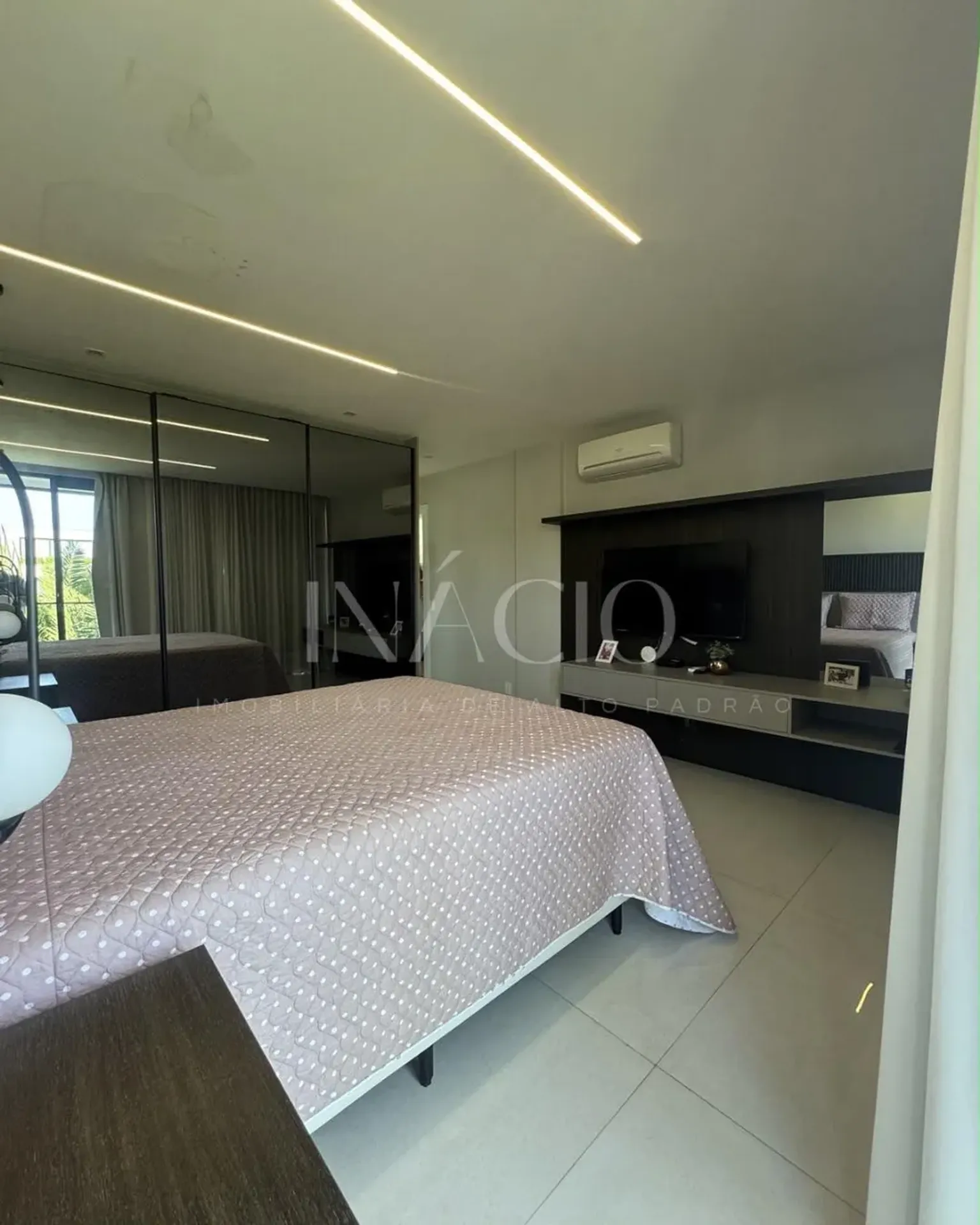 Furnished house, 600 m², with floor-to-ceiling windows — photo 21
