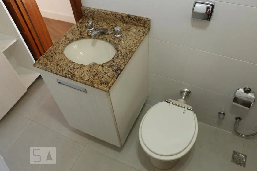 Apartment with 2 bathrooms, balcony and laundry area — photo 34