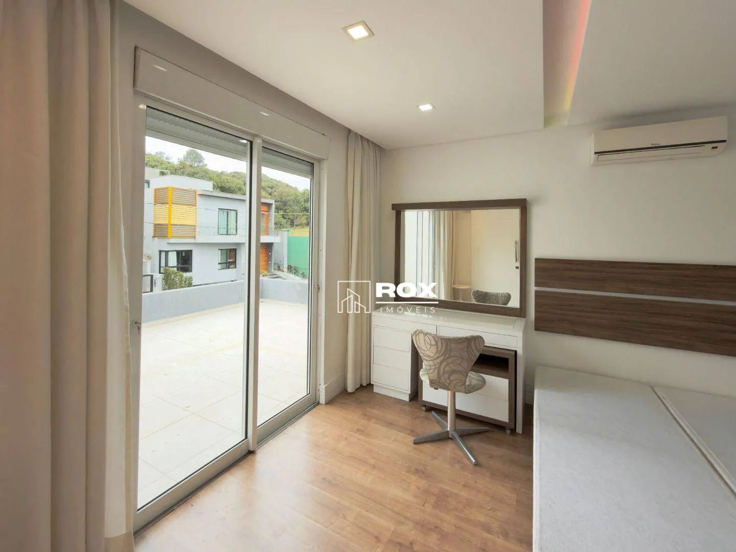 Furnished 322 m² house with 3 bedrooms and private garden — photo 21