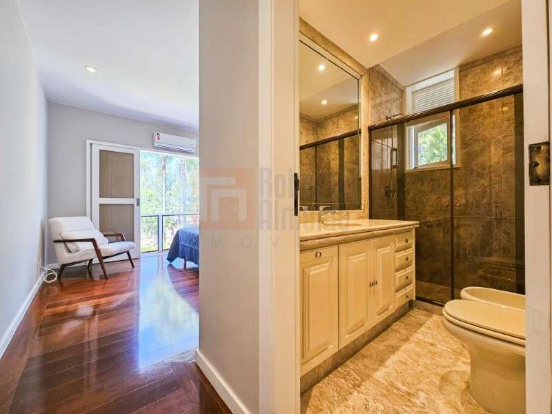 832 m² house with 6 bedrooms and an open-plan kitchen — photo 4