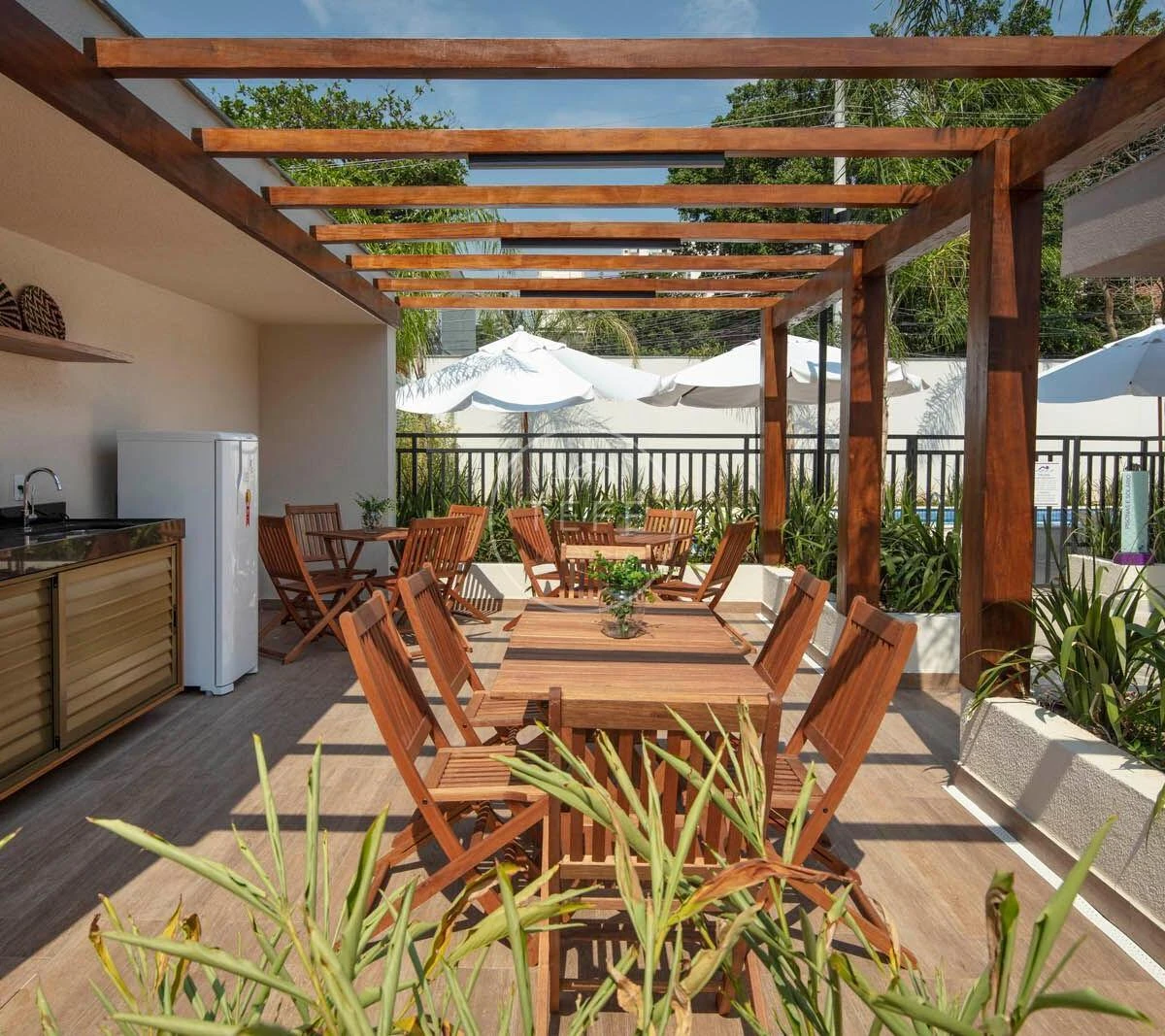 One-bedroom apartment in a building with a pool — photo 12