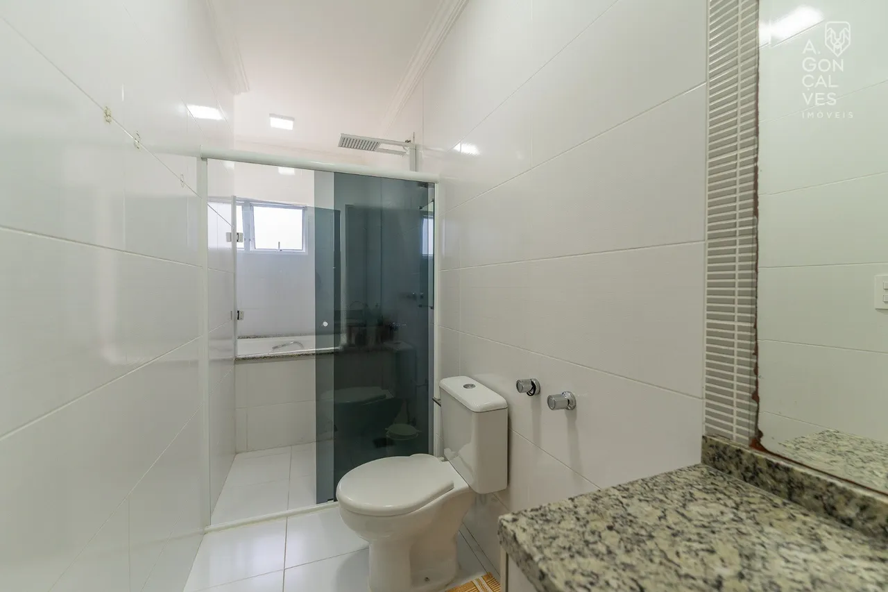 House with 3 bedrooms and a closed kitchen with gas stove — photo 8