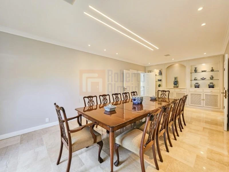 832 m² house with 6 bedrooms and an open-plan kitchen — photo 48
