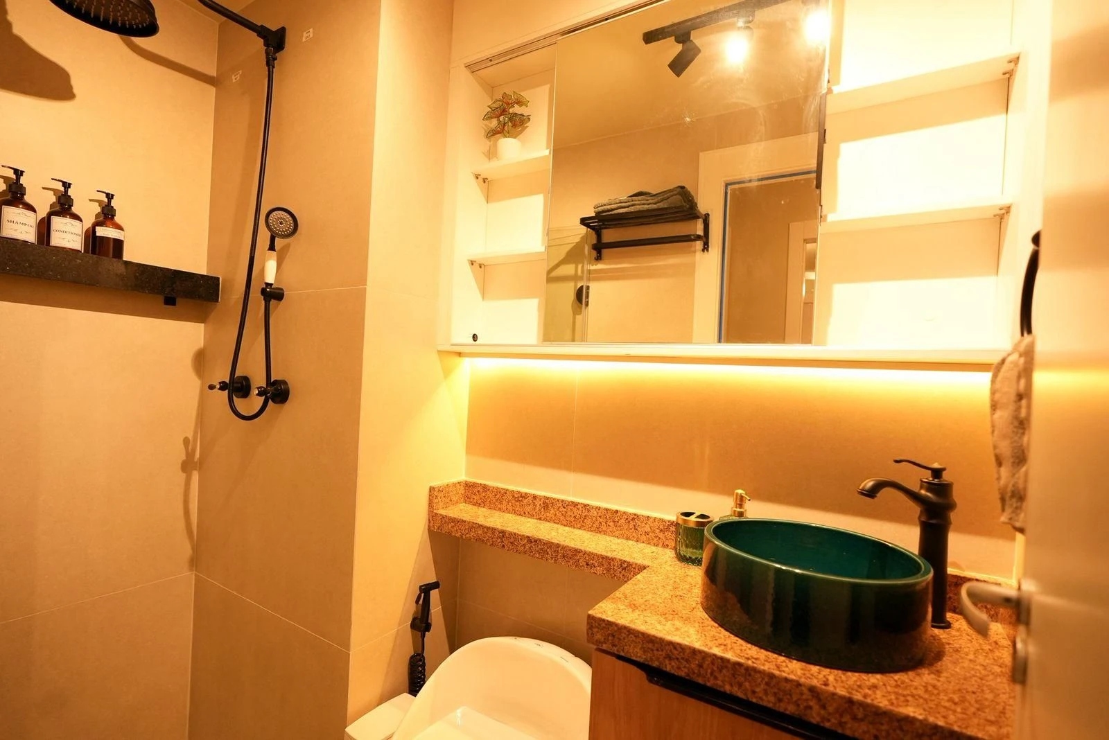 Apartamento mobiliado com cozinha americana e varanda envidraçada — photo 33