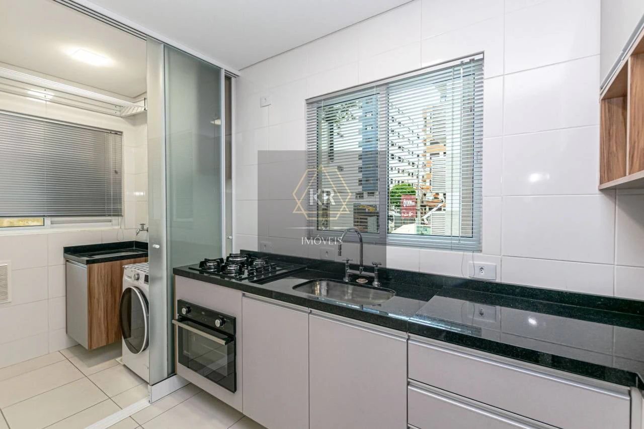 Balcony with a grill in a 2-bedroom apartment, 60 m² — photo 2