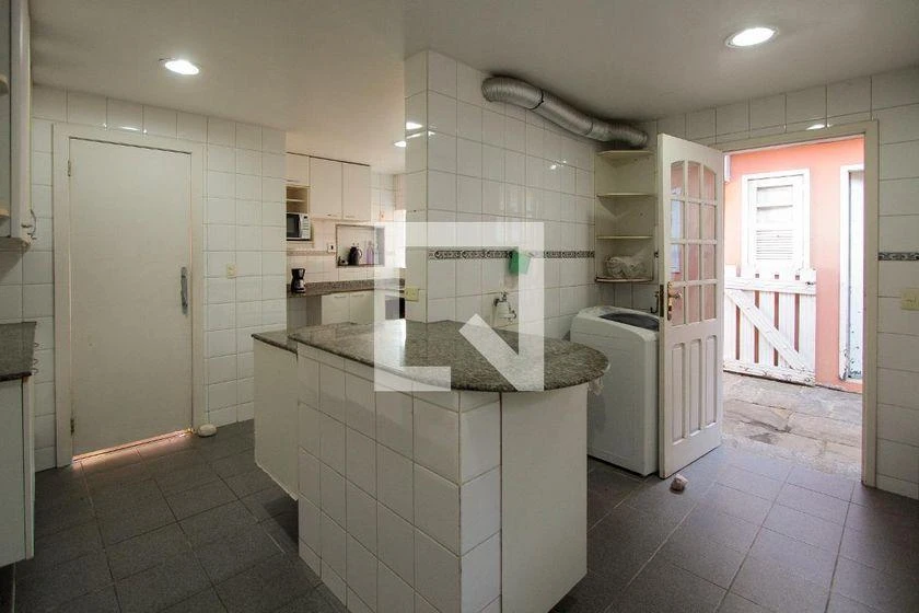 Меблированный дом с 4 спальнями и 3 сьютами, 450 м² — photo 20