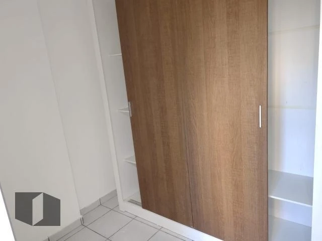 Glass-enclosed balcony in a 4-bedroom apartment, 143 m² — photo 36