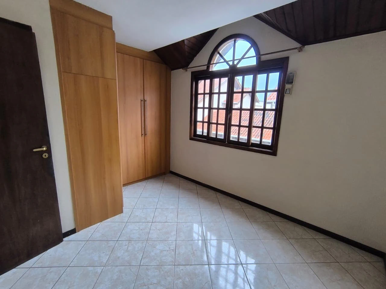 3-bedroom house with a walk-in closet in Curitiba — photo 23