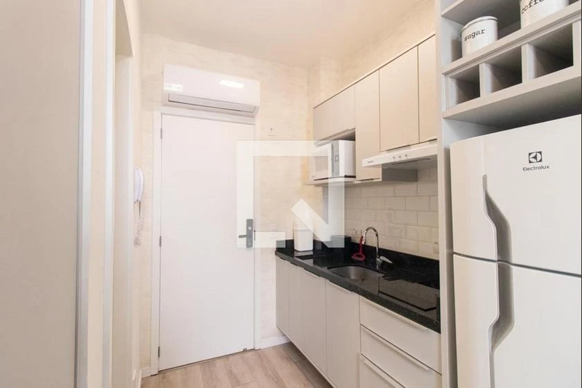 Estudio amueblado con 1 dormitorio y cocina compacta — photo 9