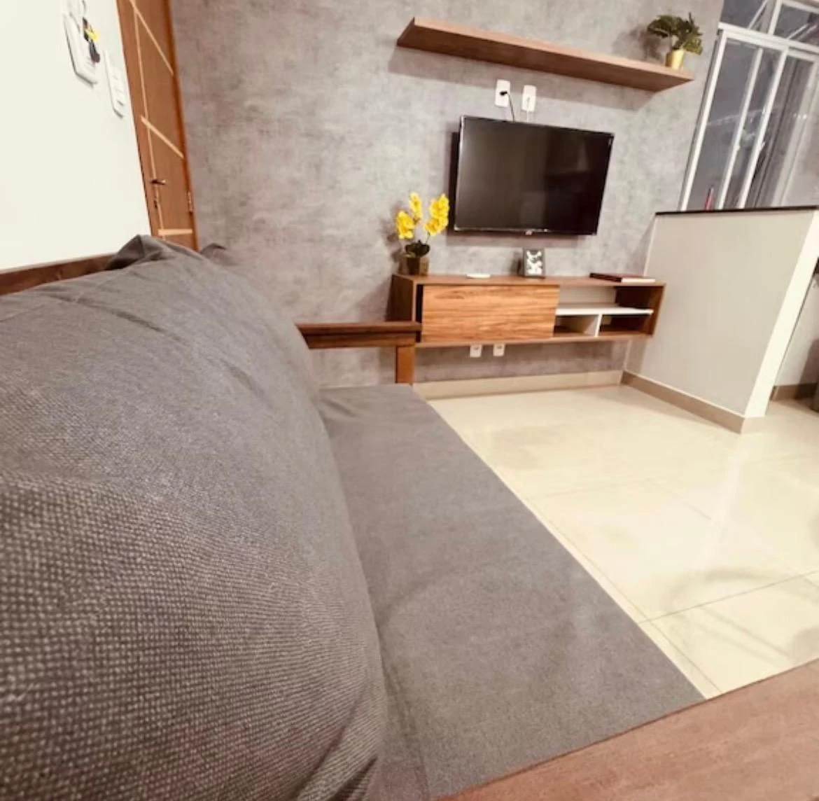 Furnished 2-bedroom apartment with open-plan kitchen — photo 16