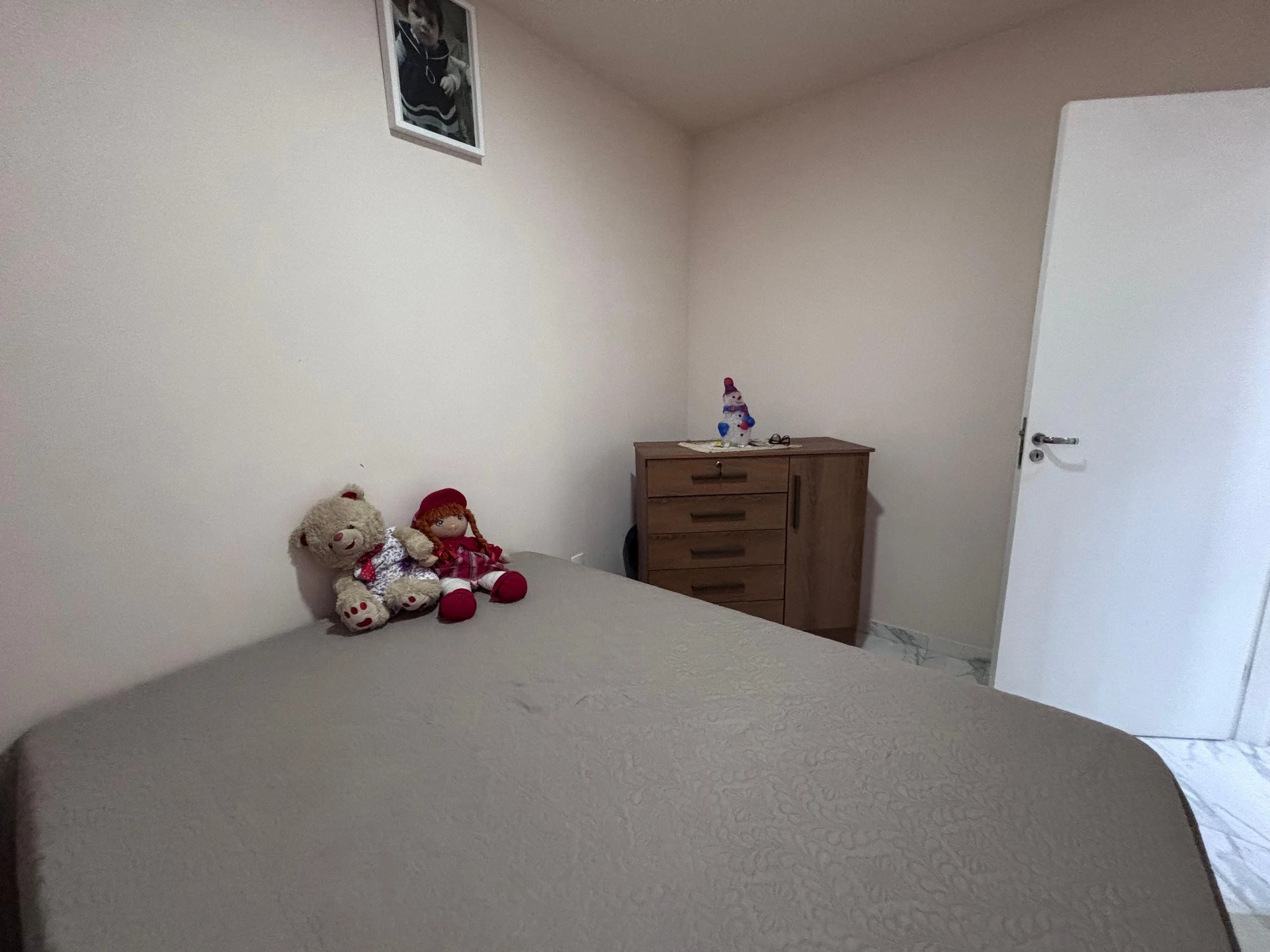 Furnished 2-bedroom apartment with open-plan gas kitchen — photo 26