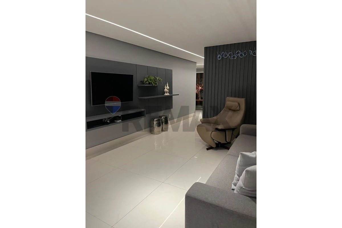 Private pool in a 4-bedroom house, 436 m²