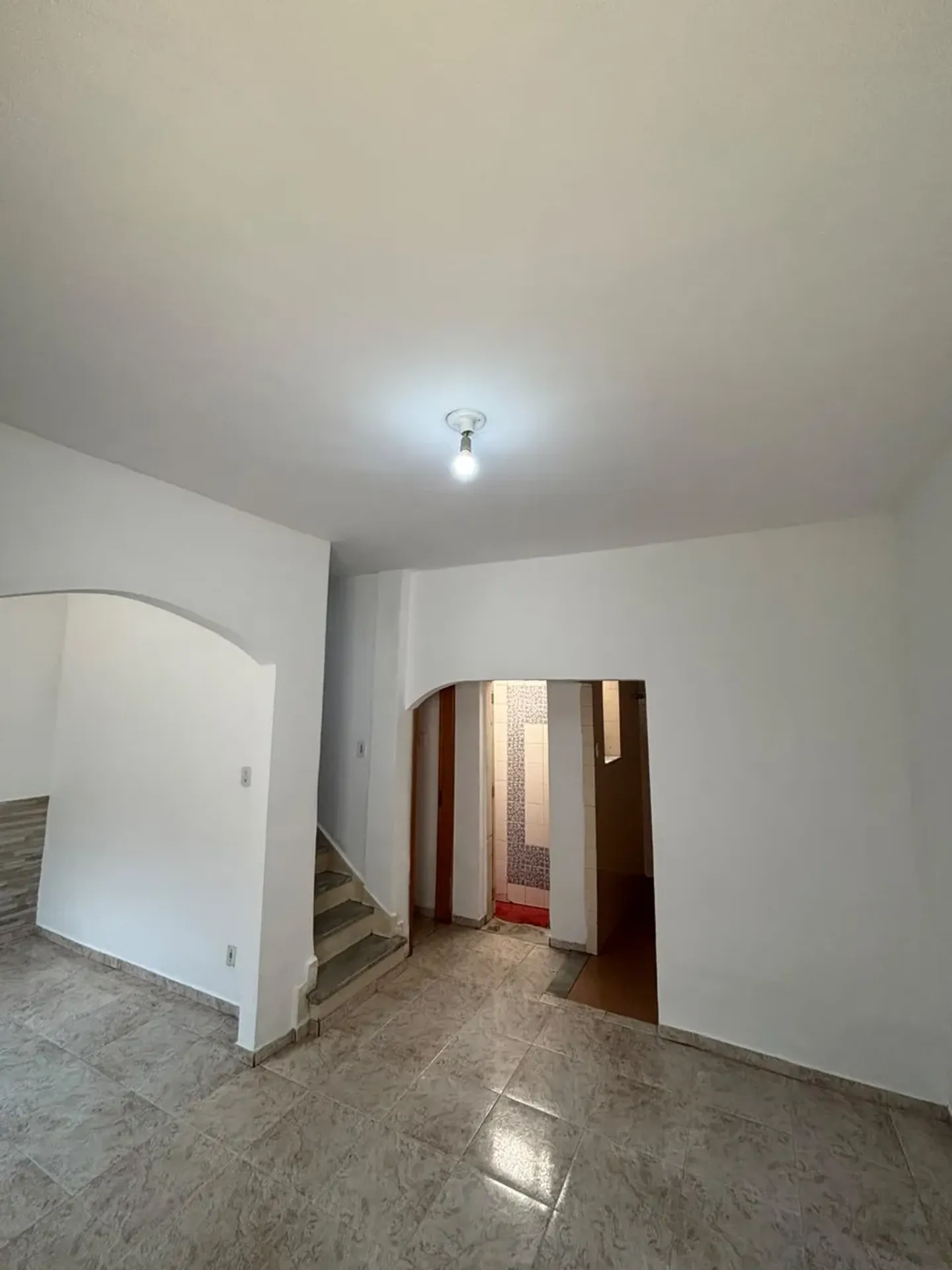 Balcony with a grill in a 2-bedroom house, 120 m² — photo 10