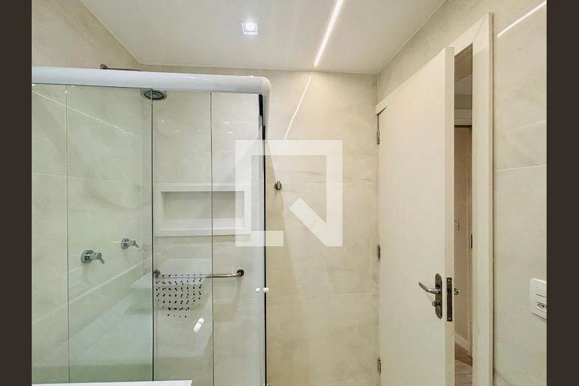 Walk-in closet in a 3-bedroom apartment, 120 m² — photo 22