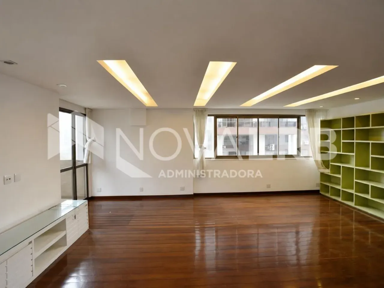 4-bedroom apartment with enclosed glass balcony — photo 7
