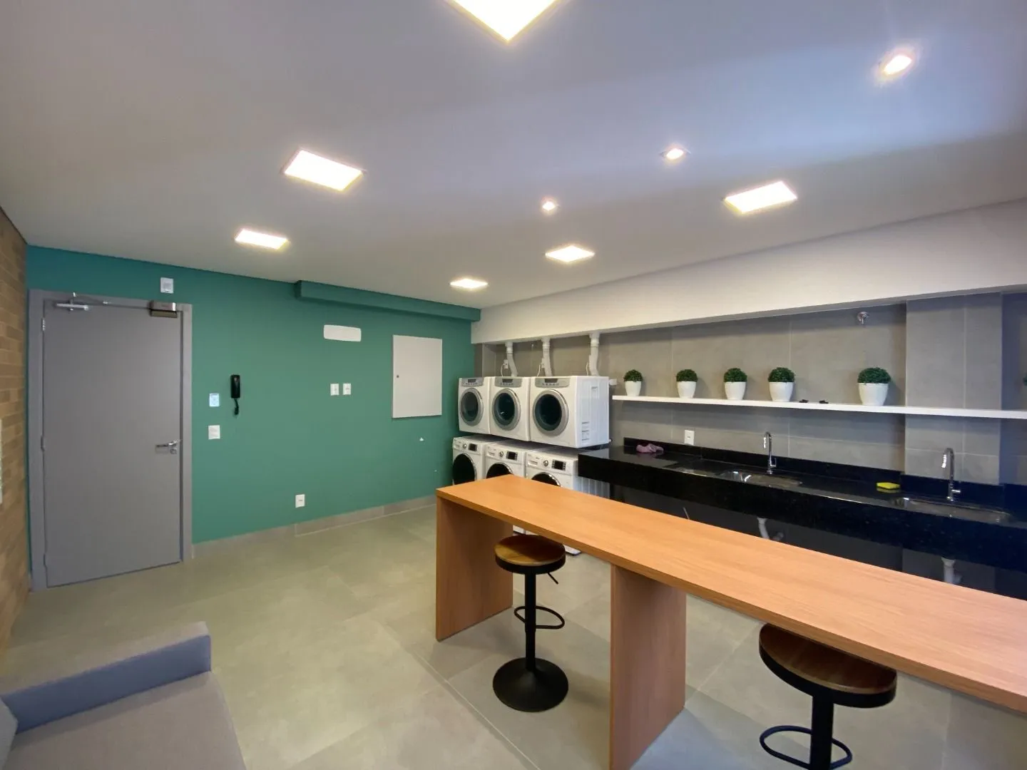 Furnished studio with open-plan kitchen and AC — photo 12