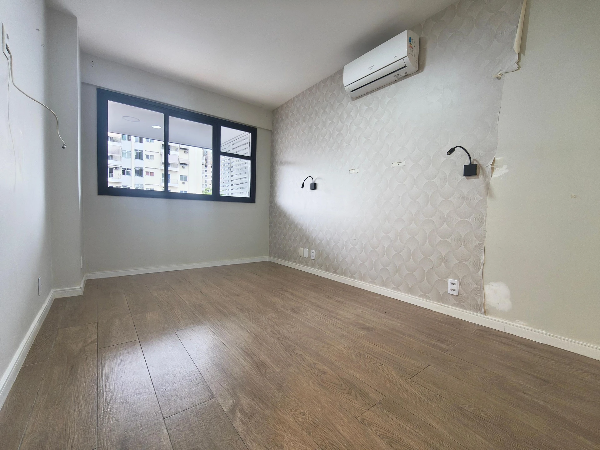 Unfurnished 2-bedroom apartment with a closed kitchen — photo 23