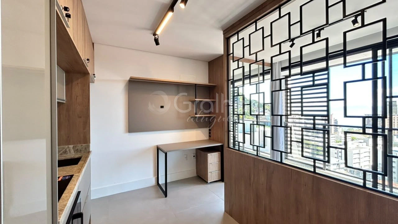 30 m² studio with floor-to-ceiling windows and a home office — photo 21