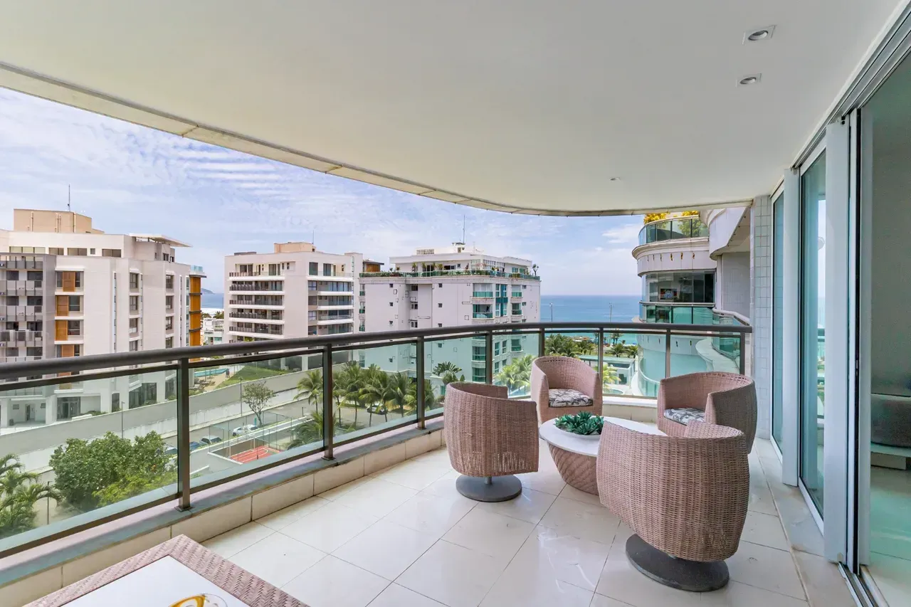 Apartment with 4 bedrooms, 5 bathrooms and balcony