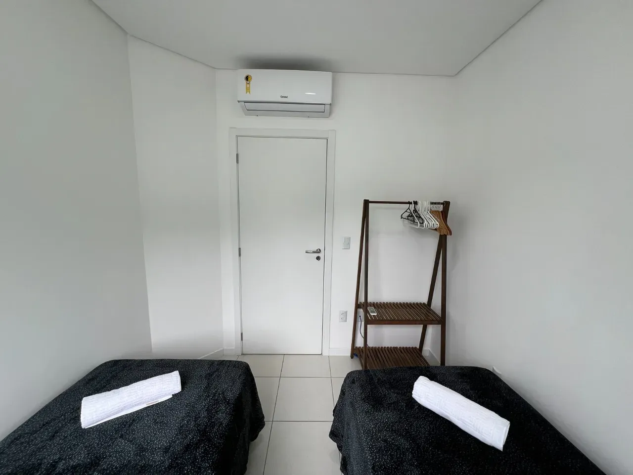 Balcony with a grill in a 3-bedroom apartment, 87 m² — photo 13