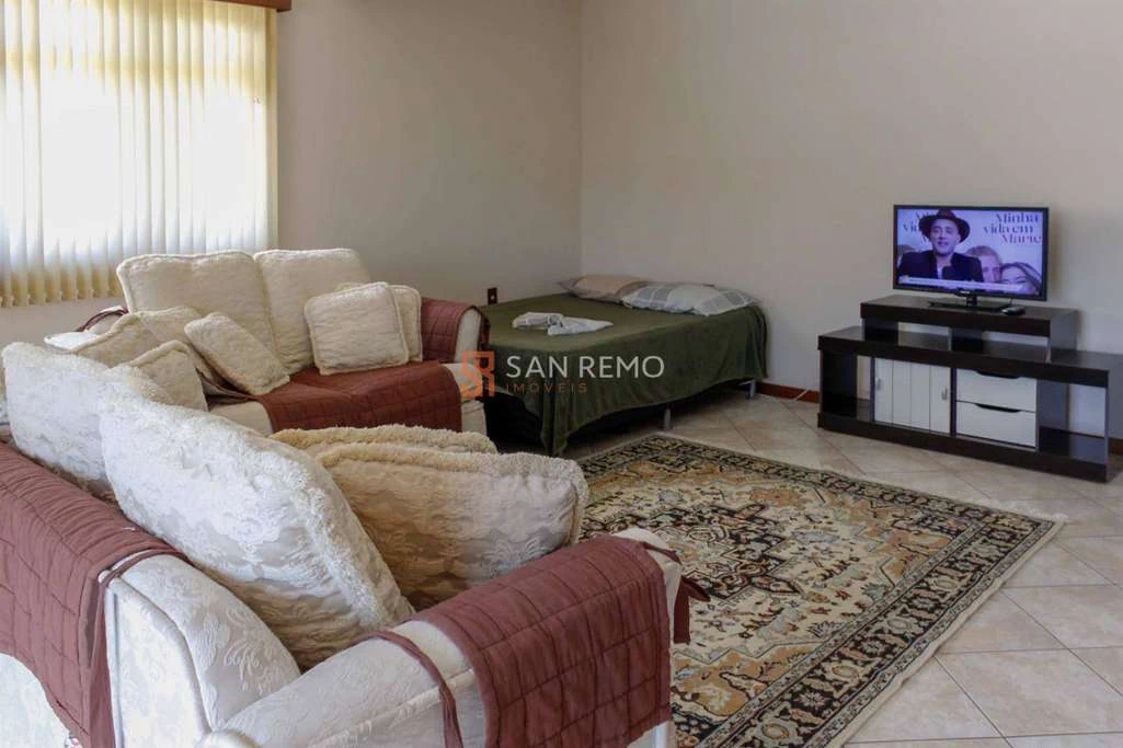 Casa com 5 dormitórios e 4 banheiros, 530 m² — photo 2