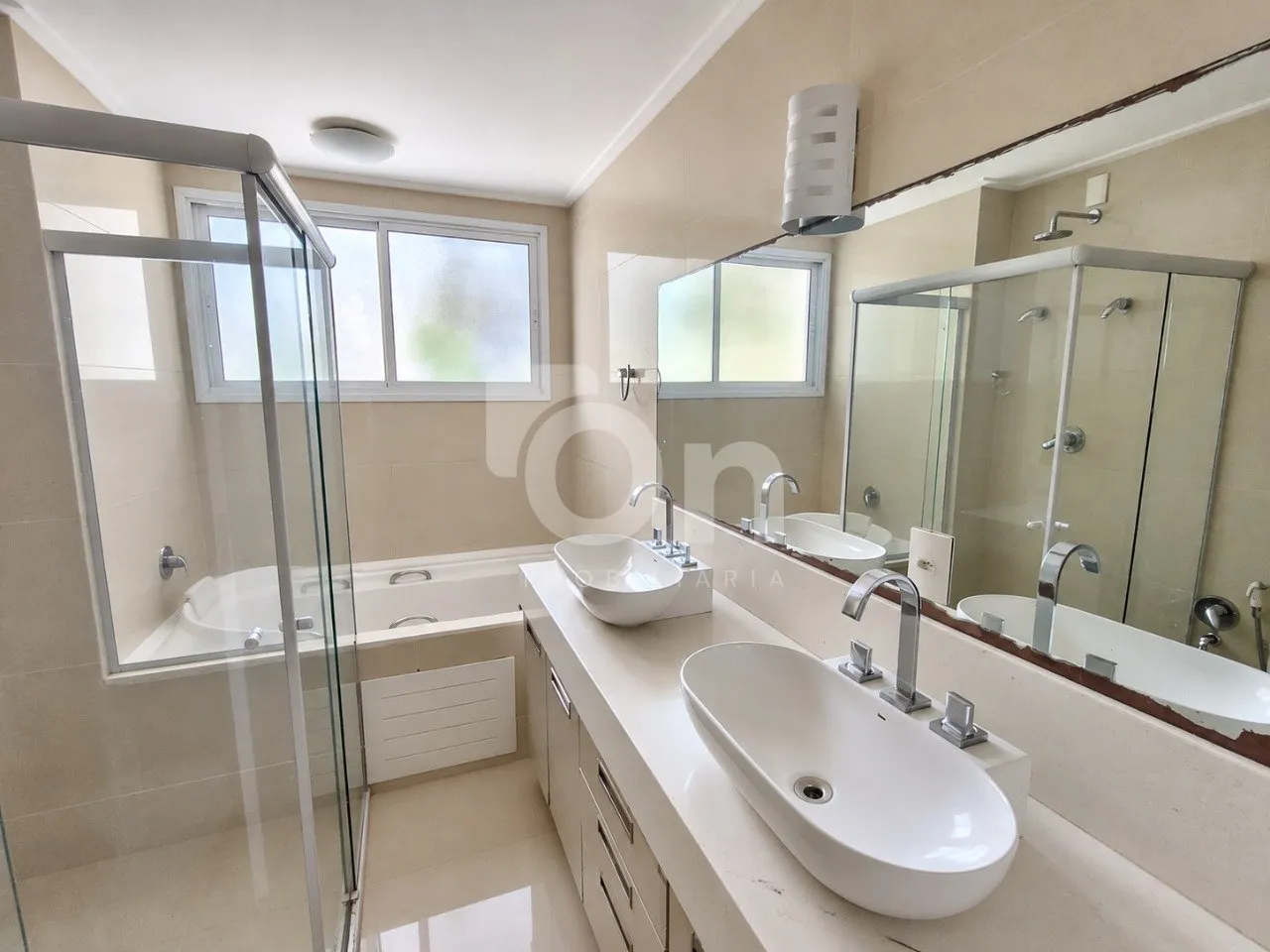 Bathtub in a 4-bedroom apartment, 178 m² — photo 13