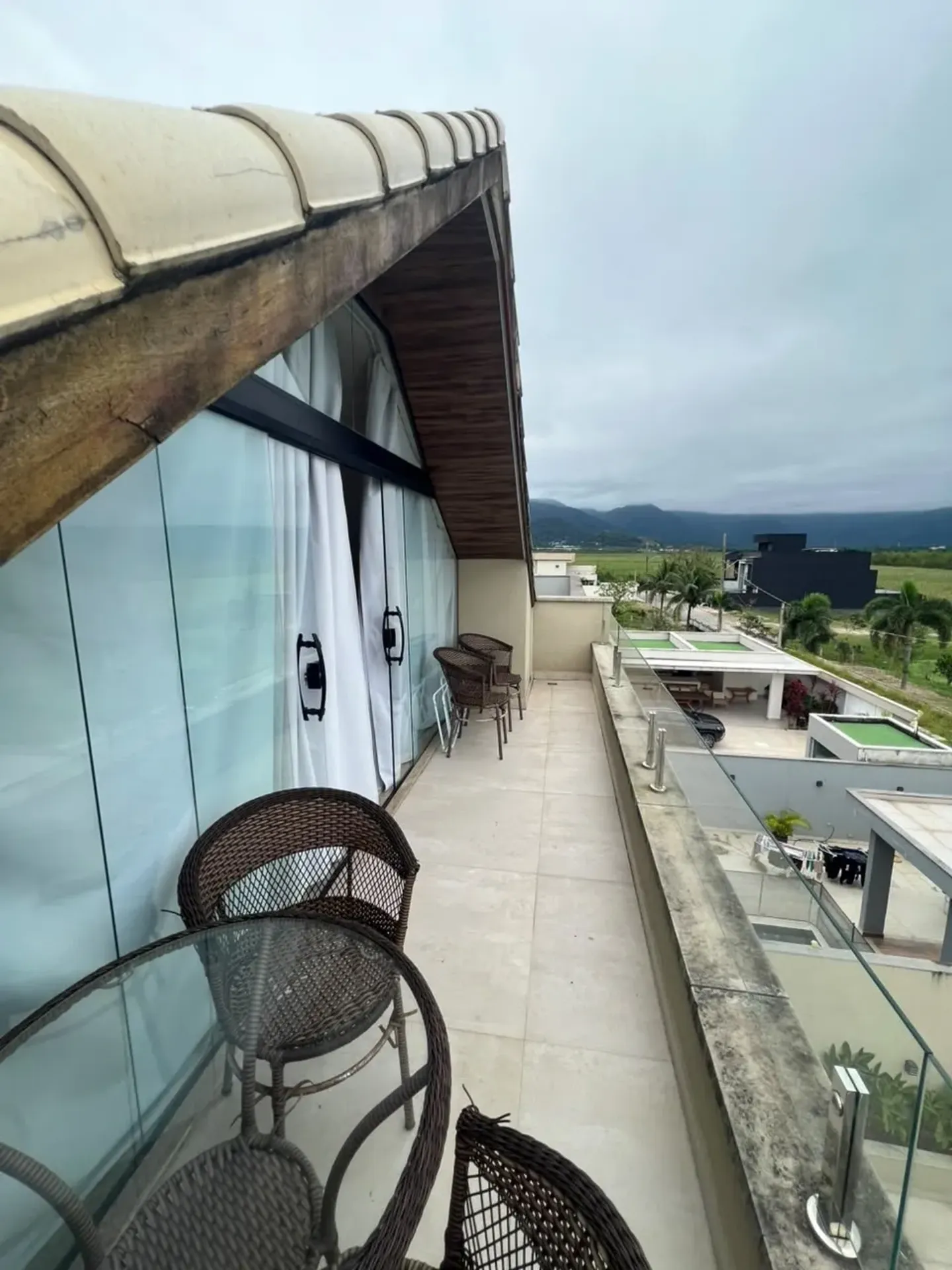 House, 240 m², with a glass-enclosed balcony — photo 20