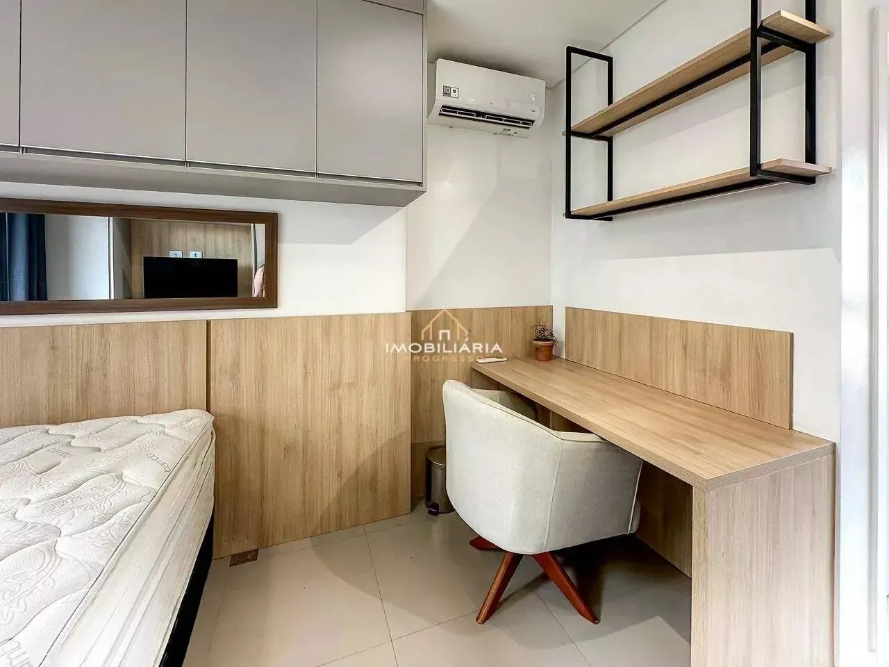 One-bedroom apartment in a building with a coworking space — photo 3