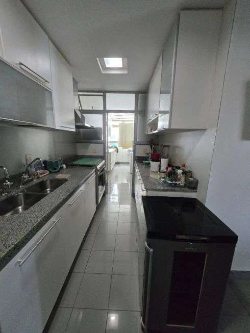 Furnished 200 m² apartment with 4 bedrooms and 3 parking — photo 6