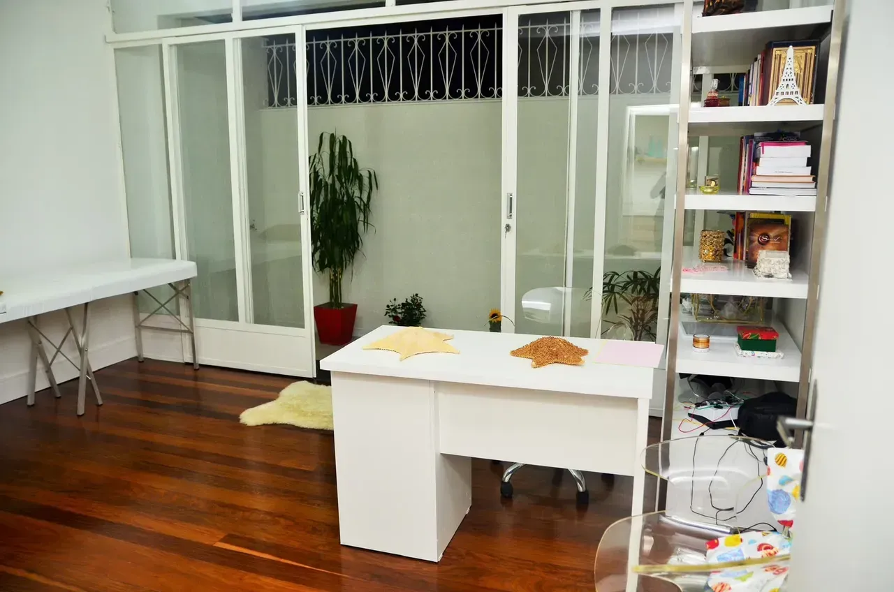 Glass-enclosed balcony in a 5-bedroom house, 357 m² — photo 13