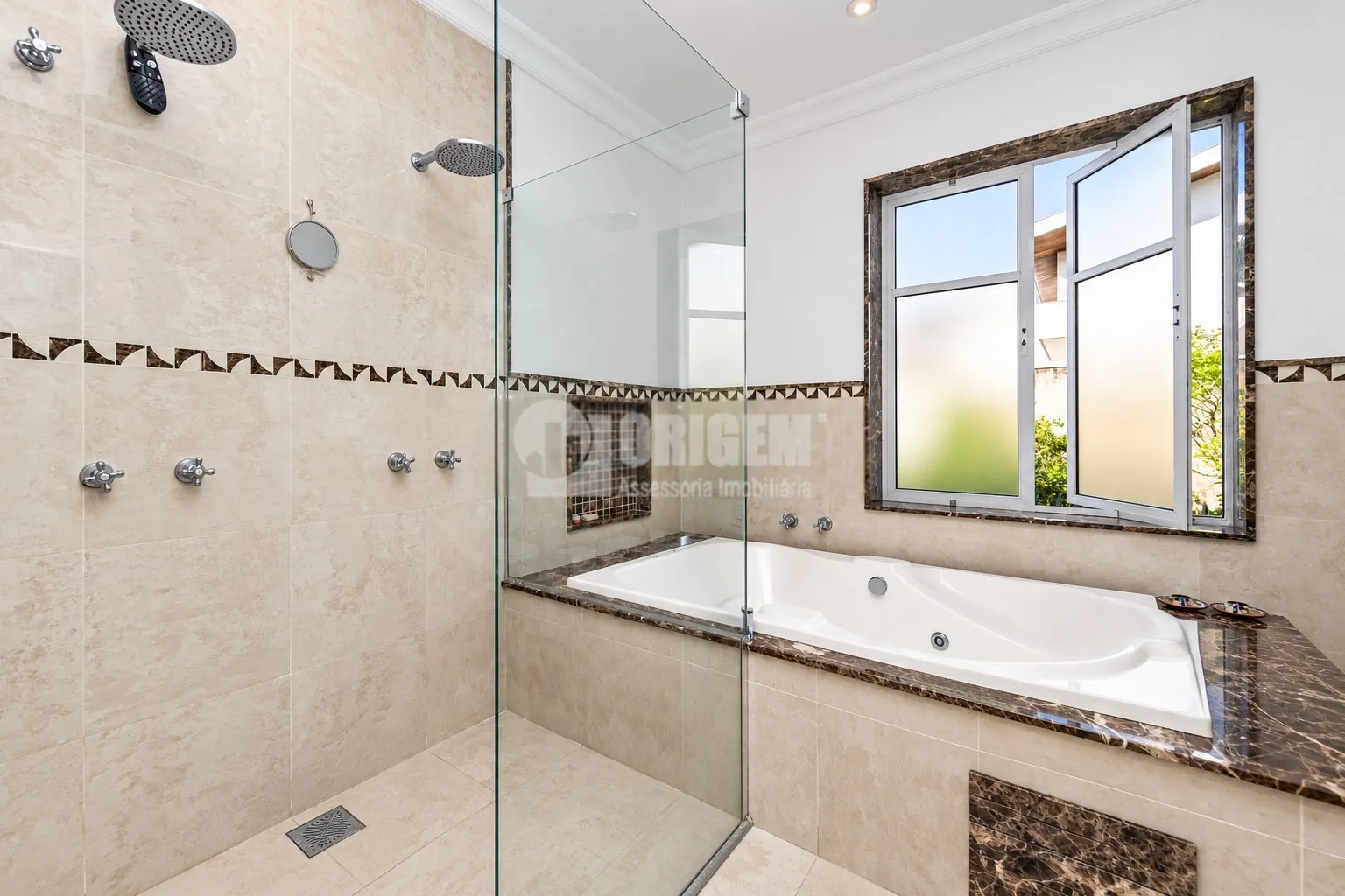 589 m² house with a bathtub and a water view — photo 78