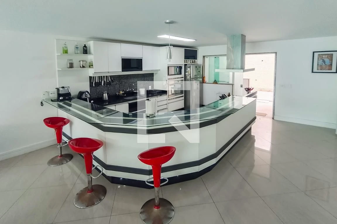 460 m² house with a water view and a private pool — photo 11