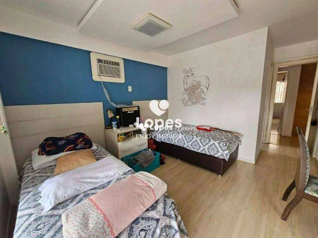 5-bedroom house with a glass-enclosed balcony — photo 17