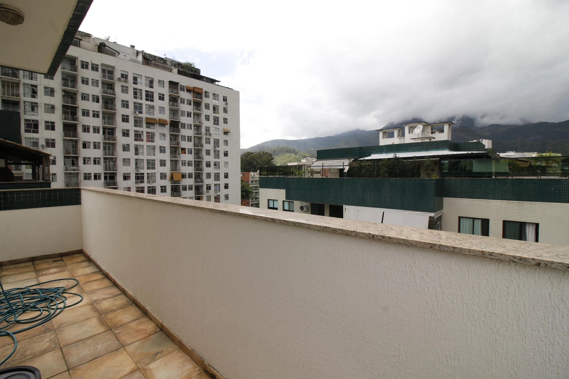 Balcony with a grill in a 4-bedroom apartment, 172 m² — photo 56