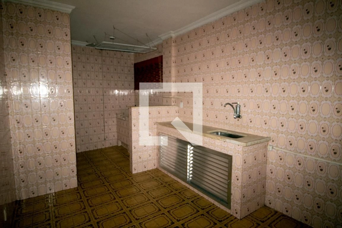Unfurnished 2-bedroom apartment with a glass shower — photo 2