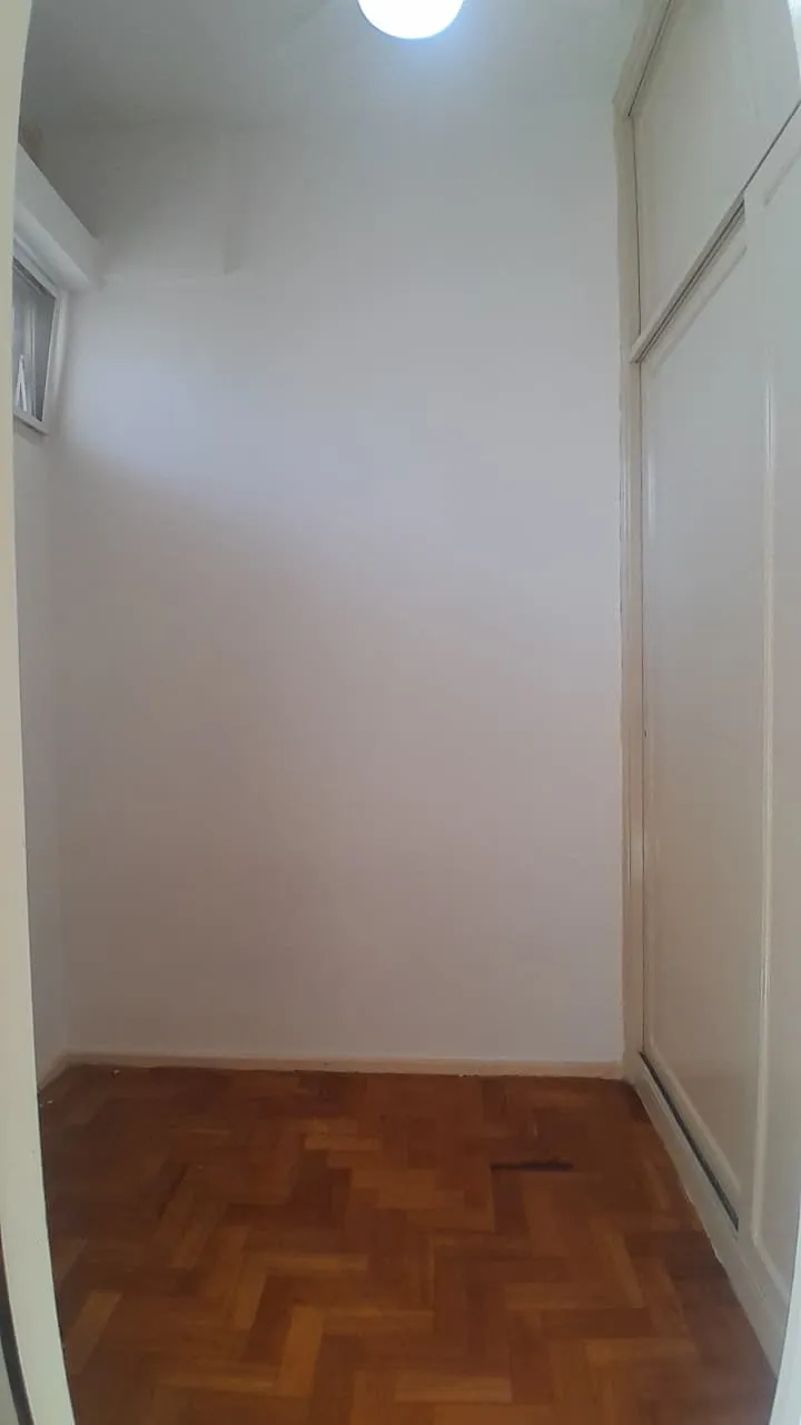 Unfurnished 1-bedroom apartment with glass shower and electric showerheads — photo 8