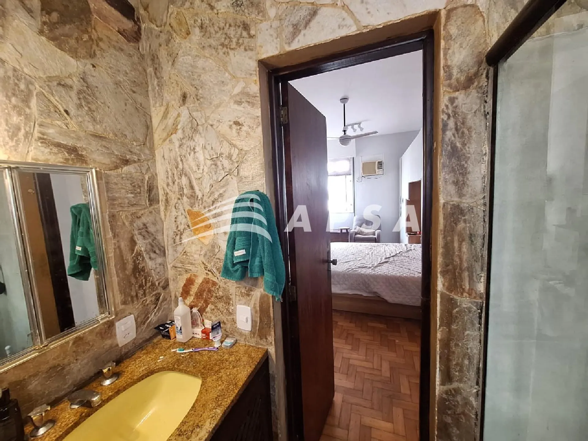 Furnished 210 m² apartment with 3 bedrooms and suite — photo 8