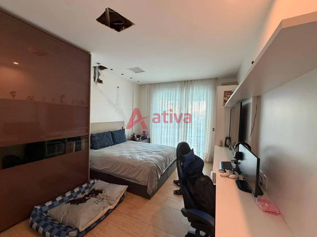 4-bedroom apartment with a glass-enclosed balcony — photo 30