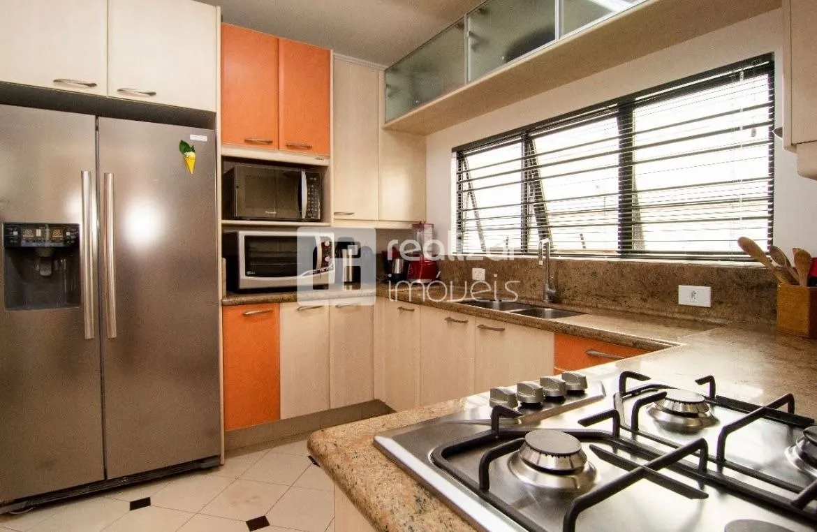 Furnished 600 m² house with 5 en-suite suites and parking — photo 2