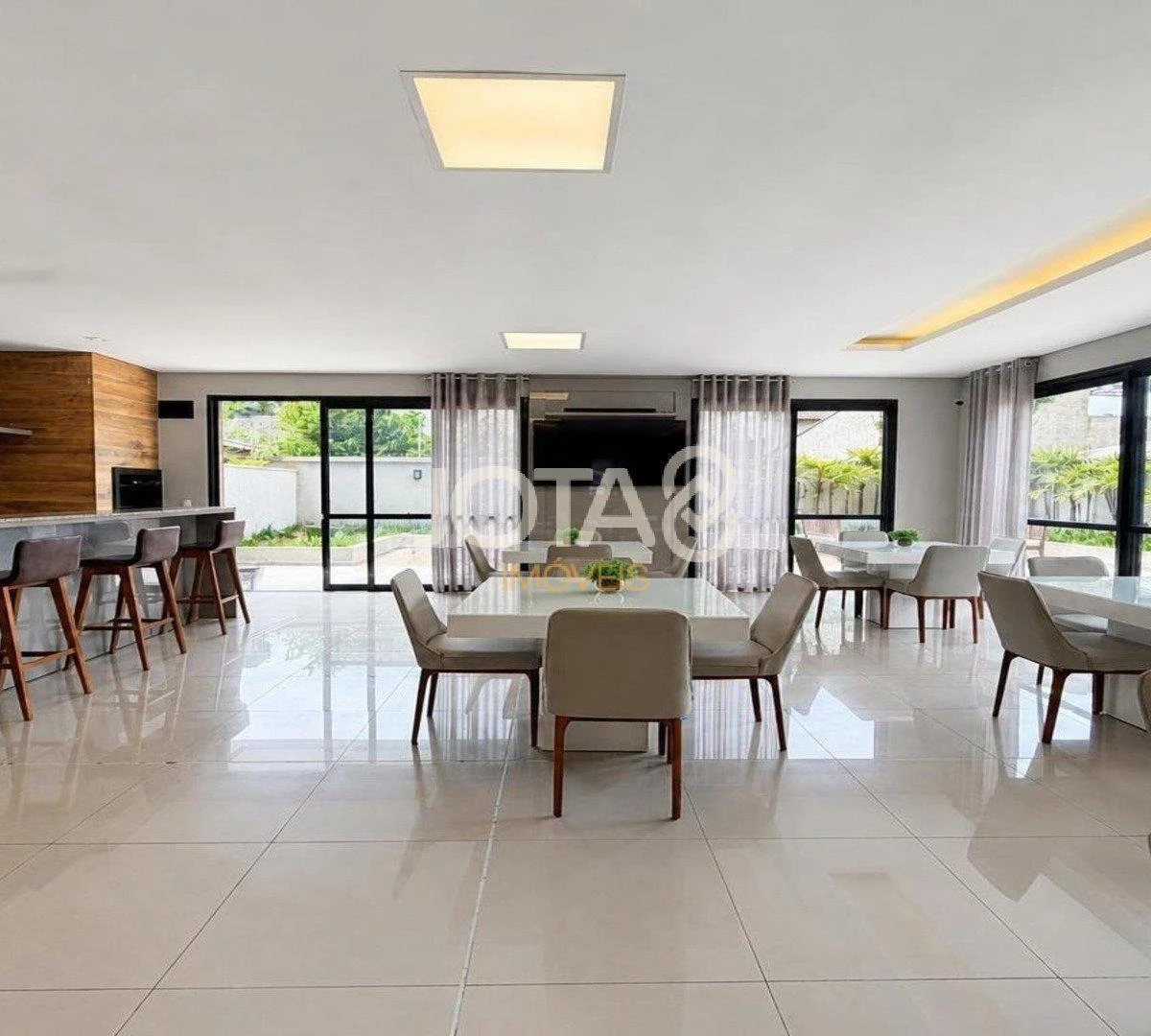 Floor-to-ceiling windows in a 3-bedroom apartment, 150 m² — photo 32