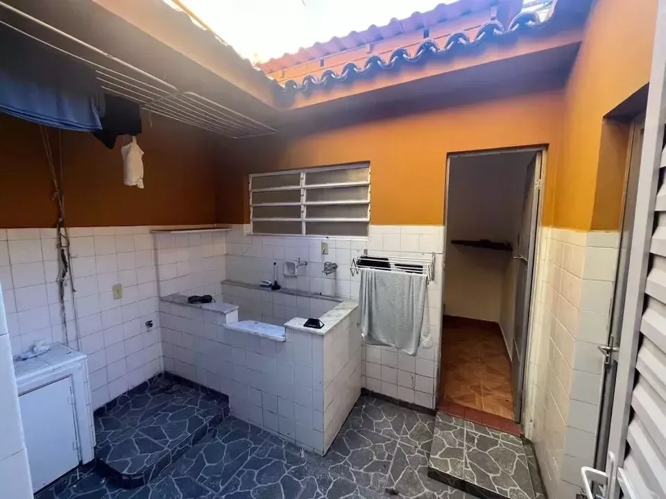 House with 3 bedrooms and a gas stove — photo 4