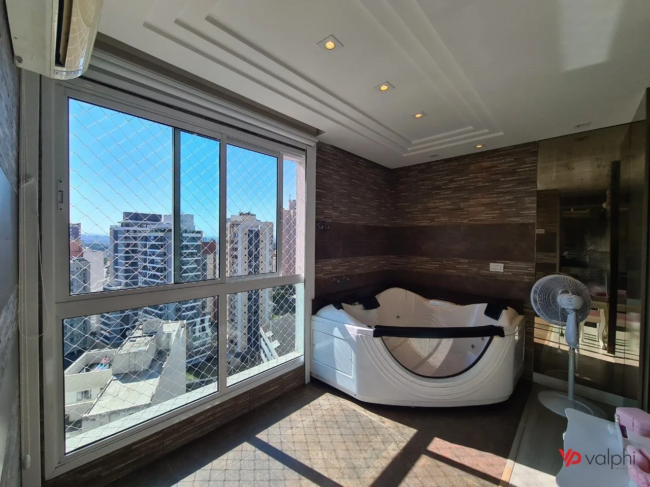 Furnished 2-bedroom apartment with enclosed balcony — photo 36