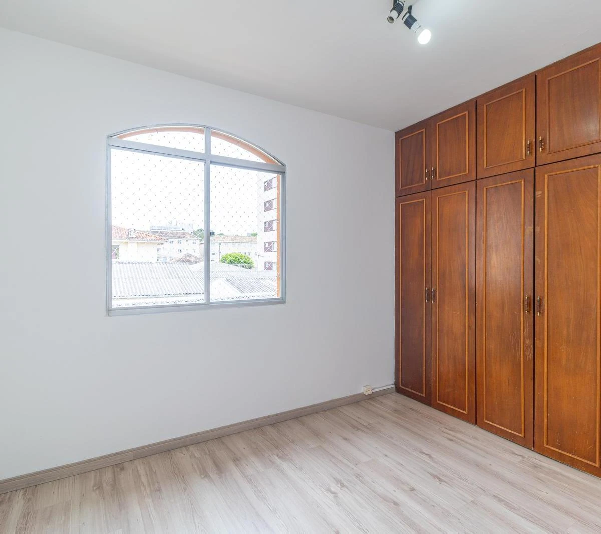 Departamento con piso de madera o laminado en Curitiba — photo 4