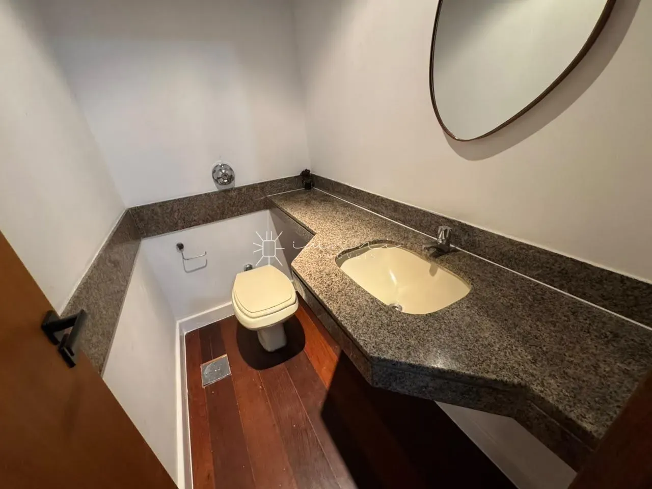 Wood or laminate floors in a 3-bedroom apartment, 140 m² — photo 6