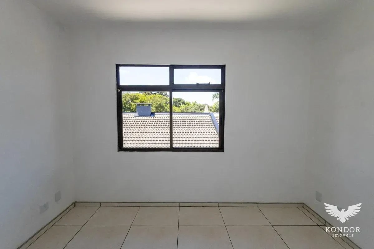 Walk-in closet in a 3-bedroom house, 184 m² — photo 12