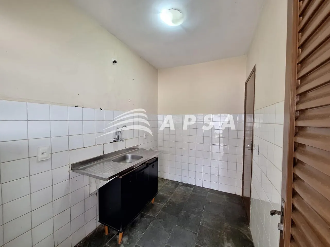 Casa com 2 quartos e cozinha fechada com fogão a gás
