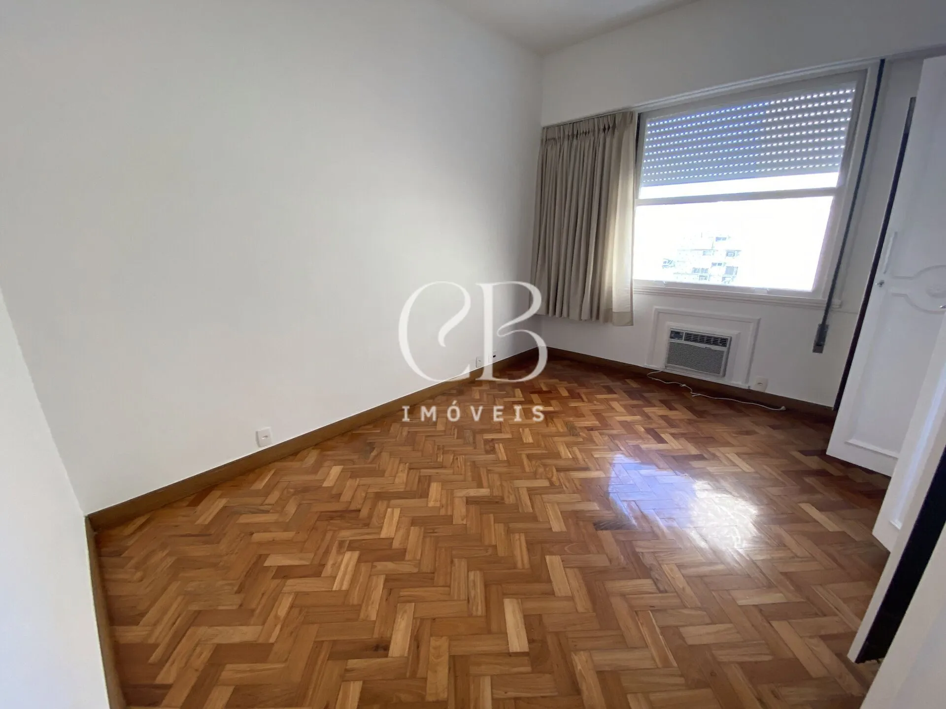 Apartment with 4 bedrooms and a glass-enclosed balcony — photo 35