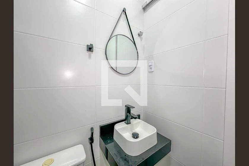 One-bedroom apartment with wood or laminate floors — photo 12