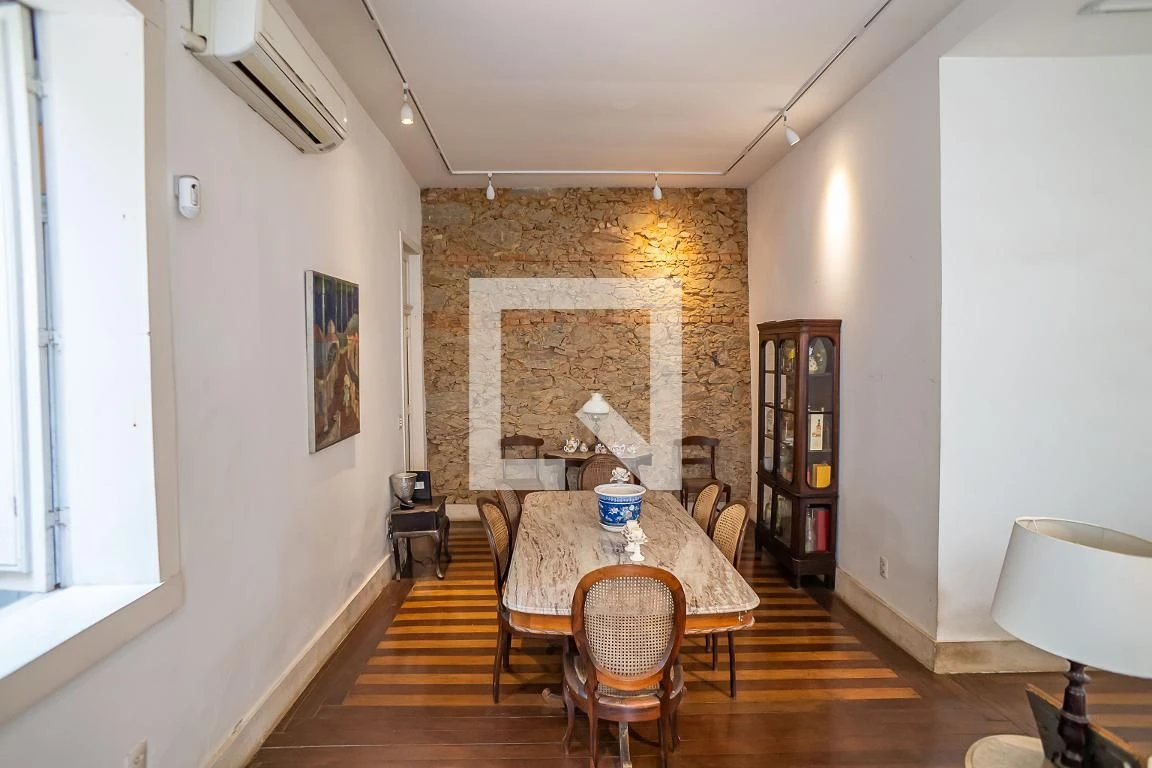 Furnished house, 300 m², with floor-to-ceiling windows — photo 49